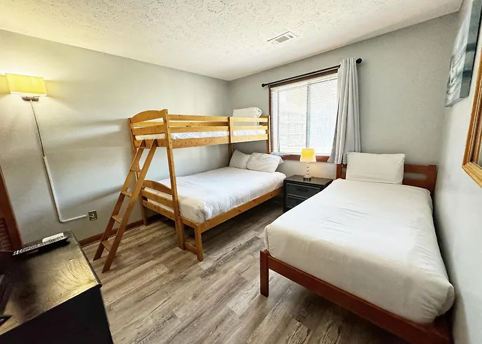 Spacious Modern Condo - 1St Floor - One Block To The Beach